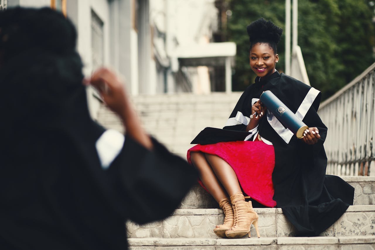 étudiante africaine diplômée heureuse