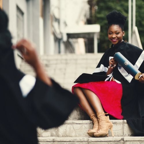 étudiante africaine diplômée heureuse